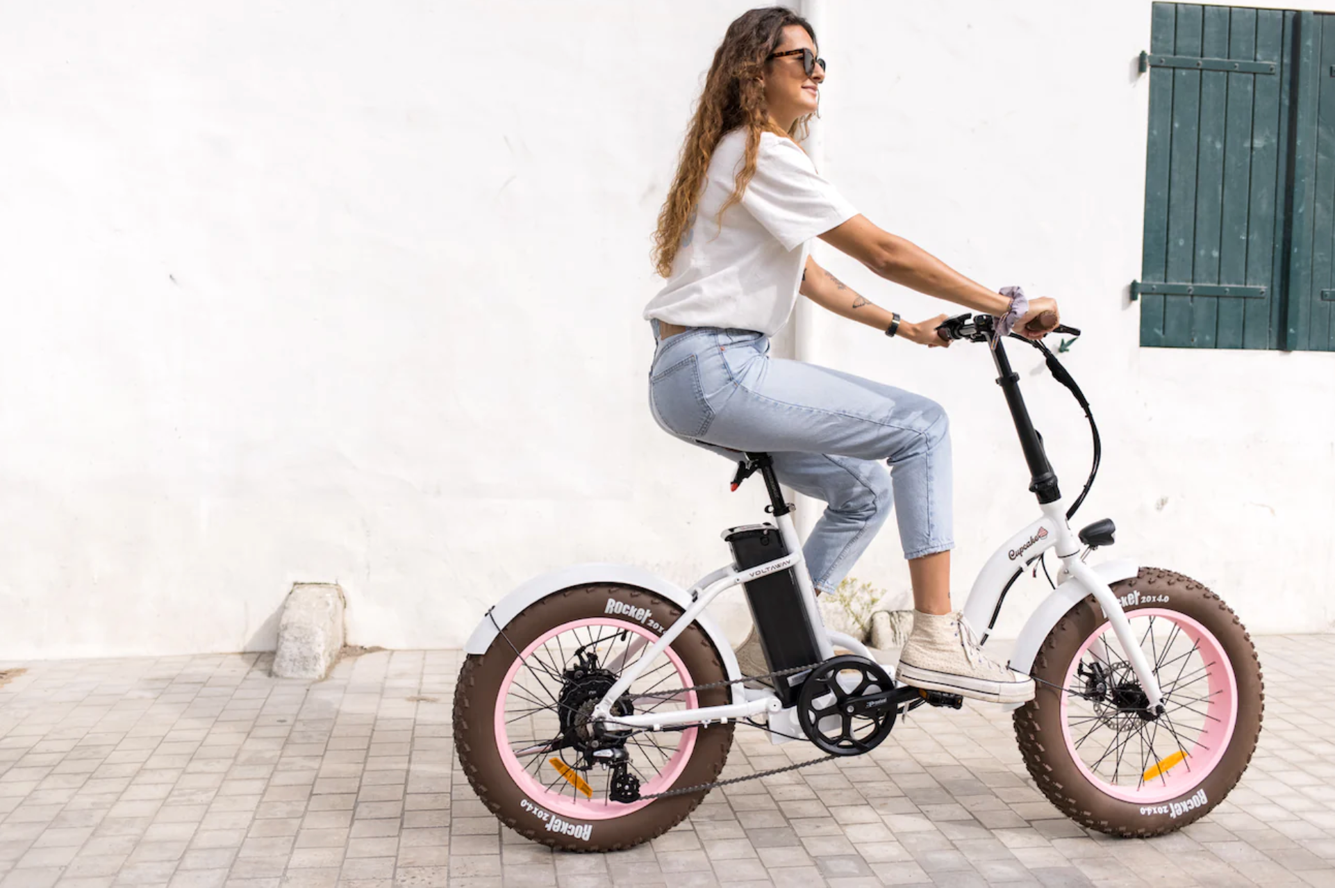 vrouwelijk-model-rijdend-op-de-witte-voltaway-gooseneck-fatbike