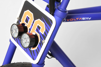 koplamp-van-paarse-fatbike-genaamd-Voltaway-passenger,-met-gestroomlijnd-ontwerp-en-sportieve eigenschappen,-gefotografeerd-vanaf-de-zijkant
