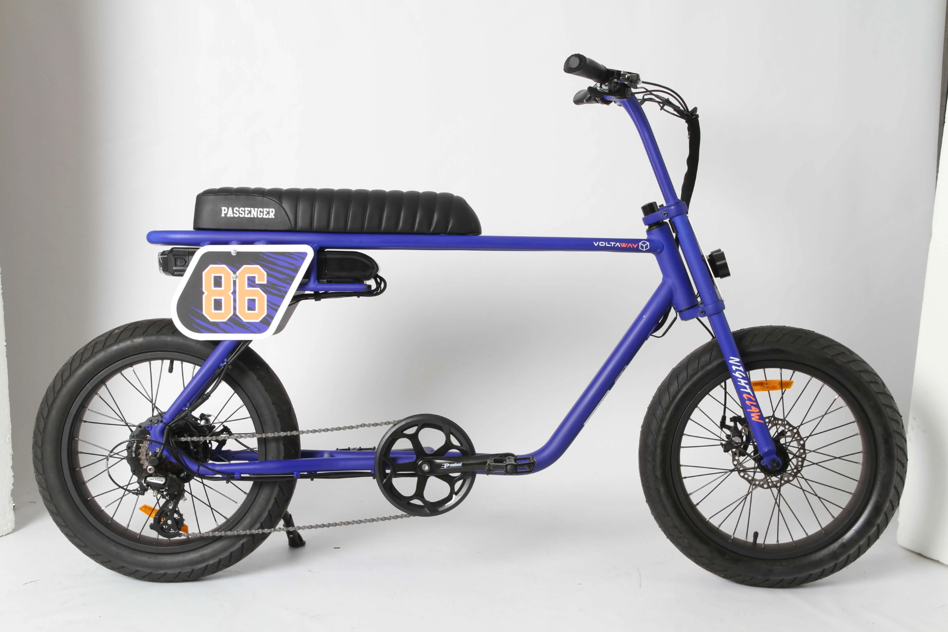 Paarse-fatbike-genaamd-Voltaway-passenger,-met-gestroomlijnd-ontwerp-en-sportieve eigenschappen,-gefotografeerd-vanaf-de-zijkant