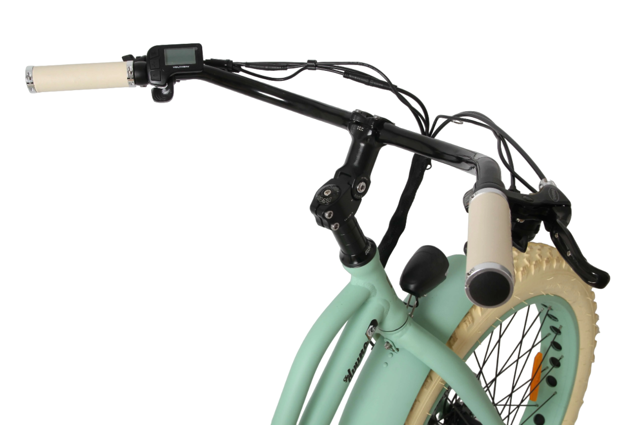 stuur-van-turquoise-fatbike-genaamd-voltaway-gooseneck-beach-cruiser-met-vrouwelijke-eigenschappen,-gefotografeerd-vanaf-de-bovenkant