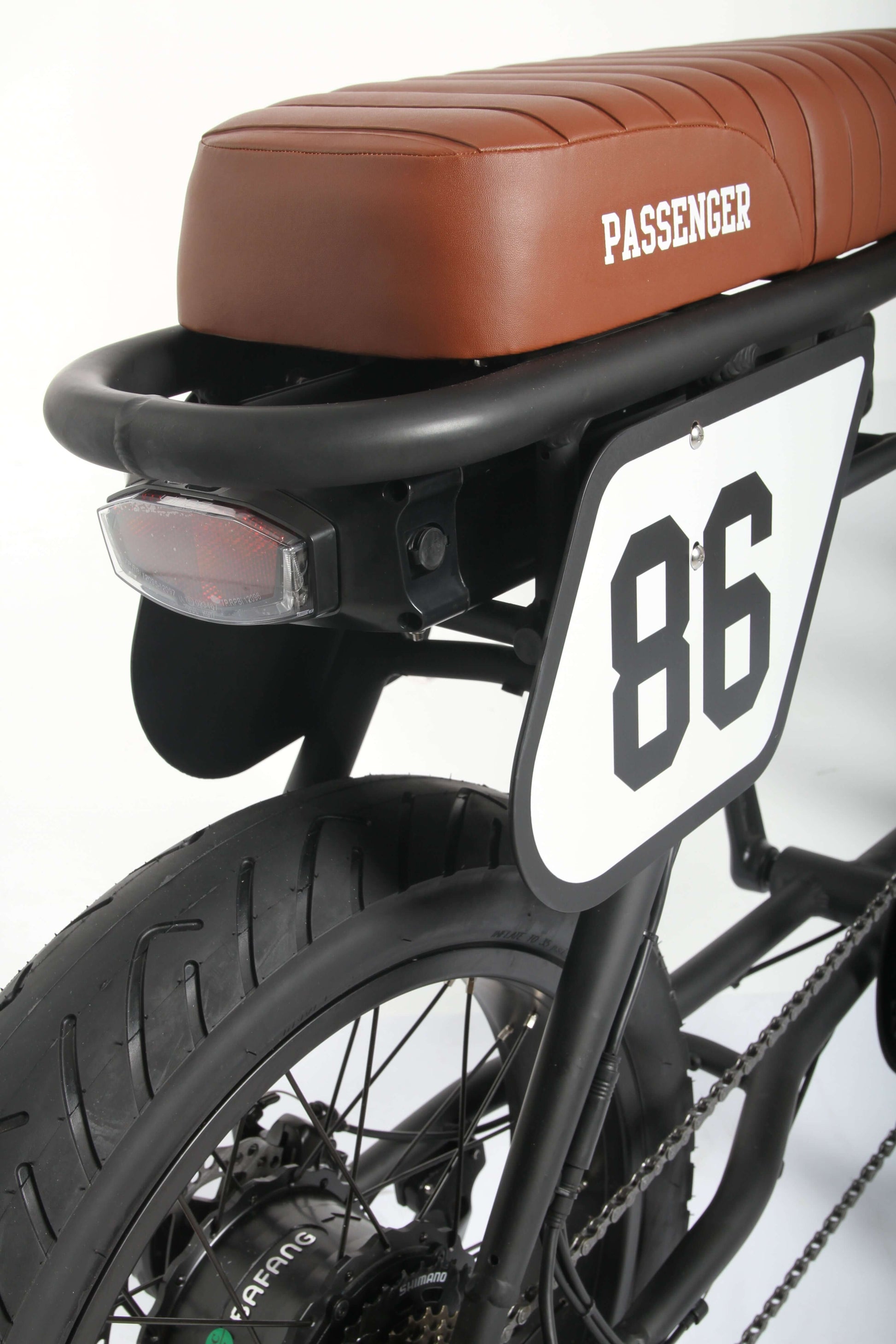 zadel-van-zwarte-fatbike-genaamd-Voltaway-passenger-met-bruine-details