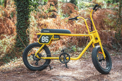 gele-fatbike-genaamd-Voltaway-passenger,-met-gestroomlijnd-ontwerp-en-sportieve eigenschappen,-gefotografeerd-in-het-bos