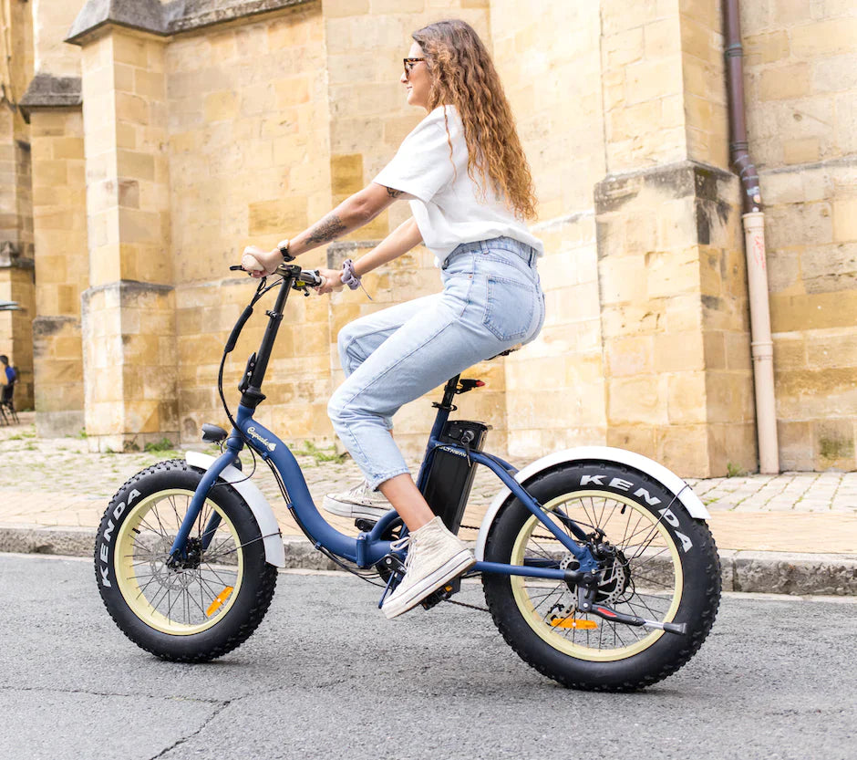 vrouwelijk-model-rijdend-op-de-blauwe-voltaway-gooseneck-fatbike