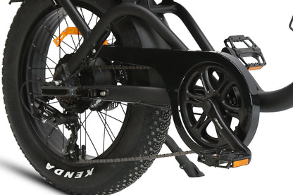 zwart-kenda-wiel-van-zwarte-fatbike-met-bruin-zadel-genaamd-grunberg-e-times-tour-heren-model-gefotografeerd-vanaf-de-achterkant
