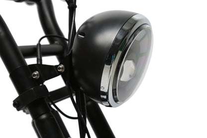 koplamp-van-zwarte-fatbike-met-bruin-zadel-genaamd-grunberg-e-times-tour-heren-model